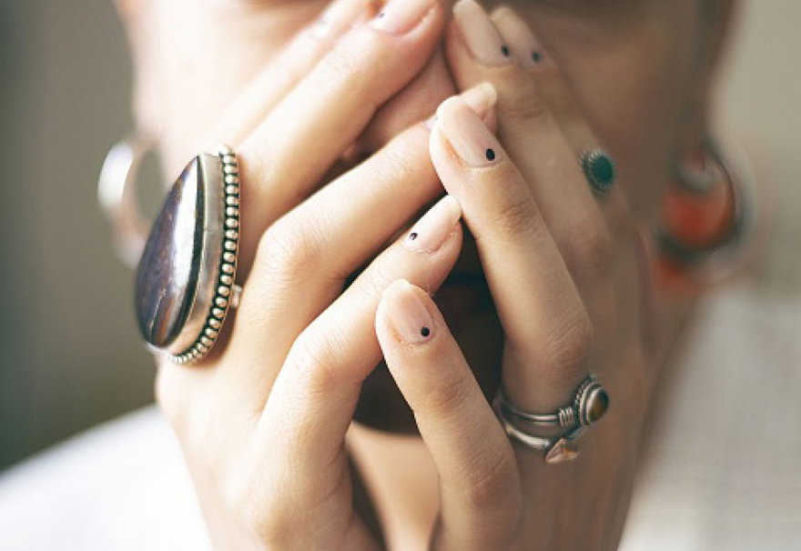 exempel bild på händer som har smycken och nagellack