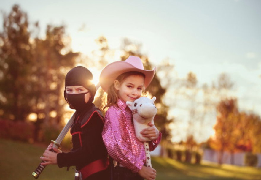 exempel bild som stereotypt visar en flicka i rosa kläder och en pojke med leksakssvärd