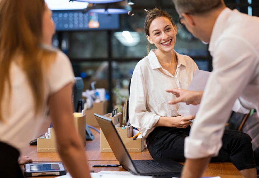 exempel bild där en man är aktiv och för en diskussion och en kvinna som är passiv och lyssnar