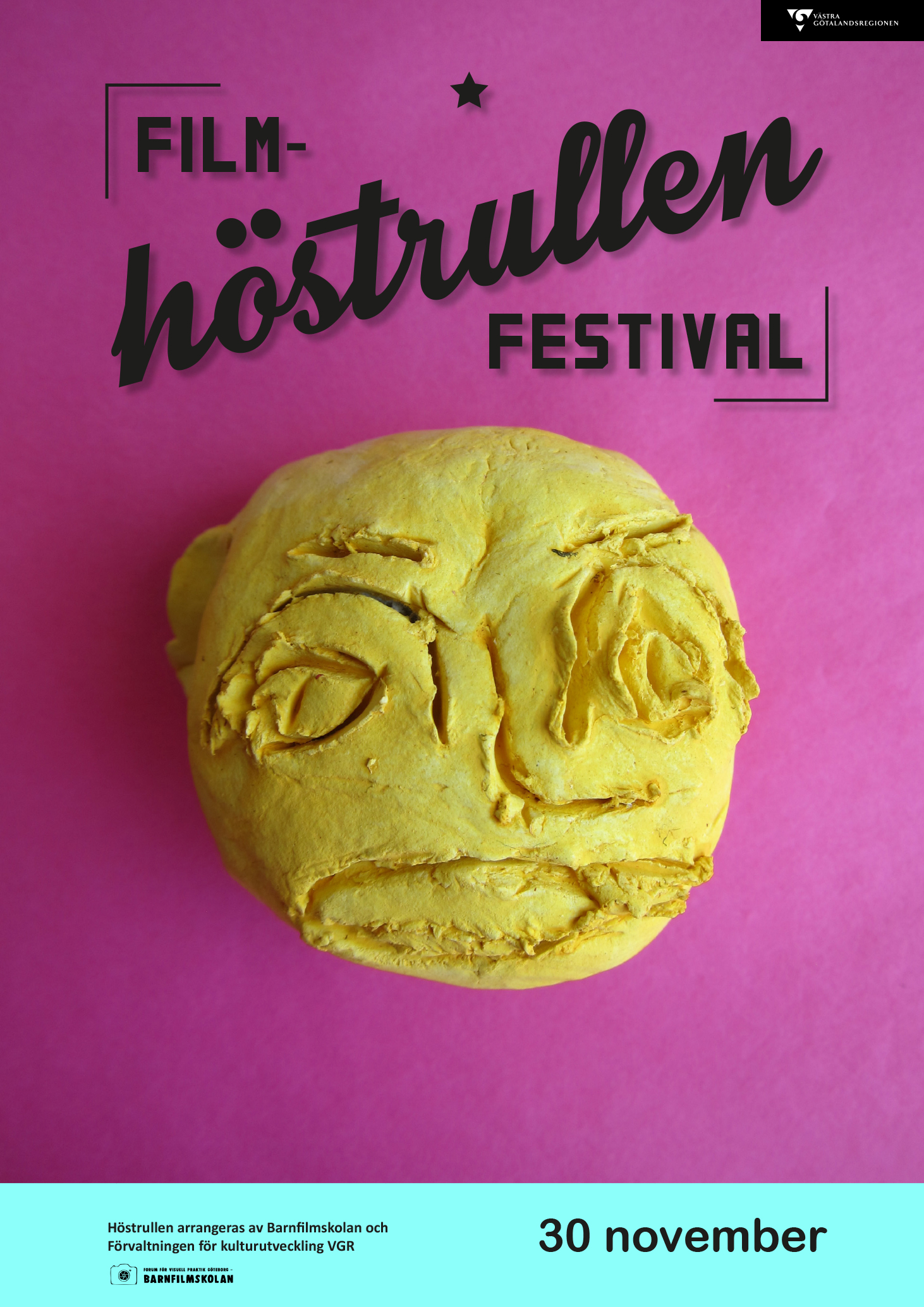 Rosalila bakgrund. I mitten ser vi ett gult ansikte gjort i lera. I svart text står det: Filmfestival Höstrullen. Längst ner är det ett turkost fält. Där finns information om filmfestivalen den 30 november.