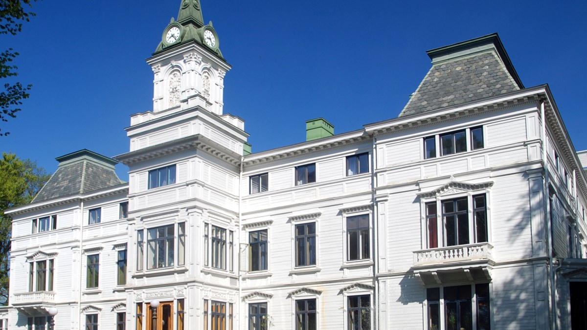 Wendelsbergs folkhögskola. En vit byggnad med ett klocktorn.