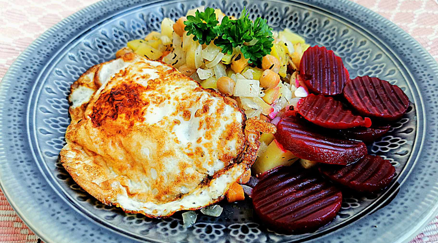 Vegetarisk ugnspytt med ägg och rödbetor
