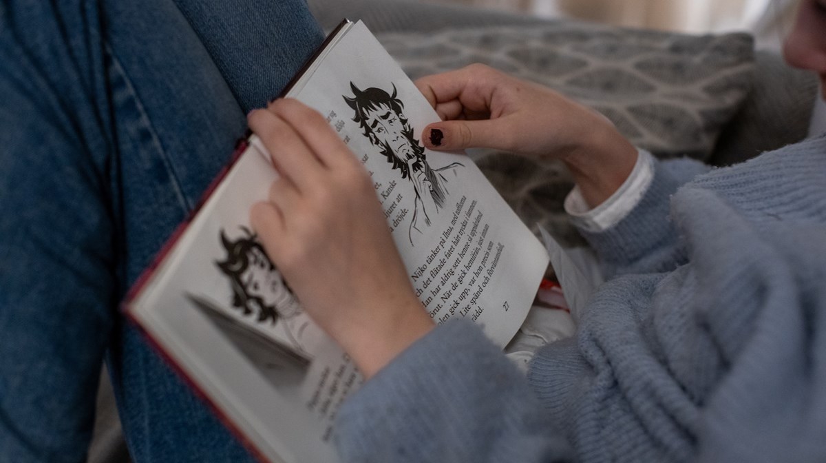 En bild bakifrån på ett barn som läser