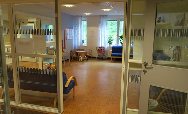 Väntrum med reception och sittplatser