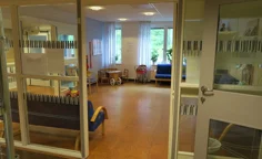 Väntrum med reception och sittplatser