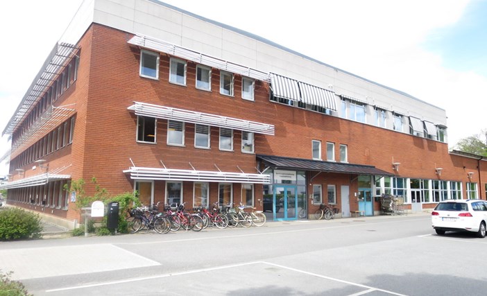 Tegelbyggnad och parkeringsplatser