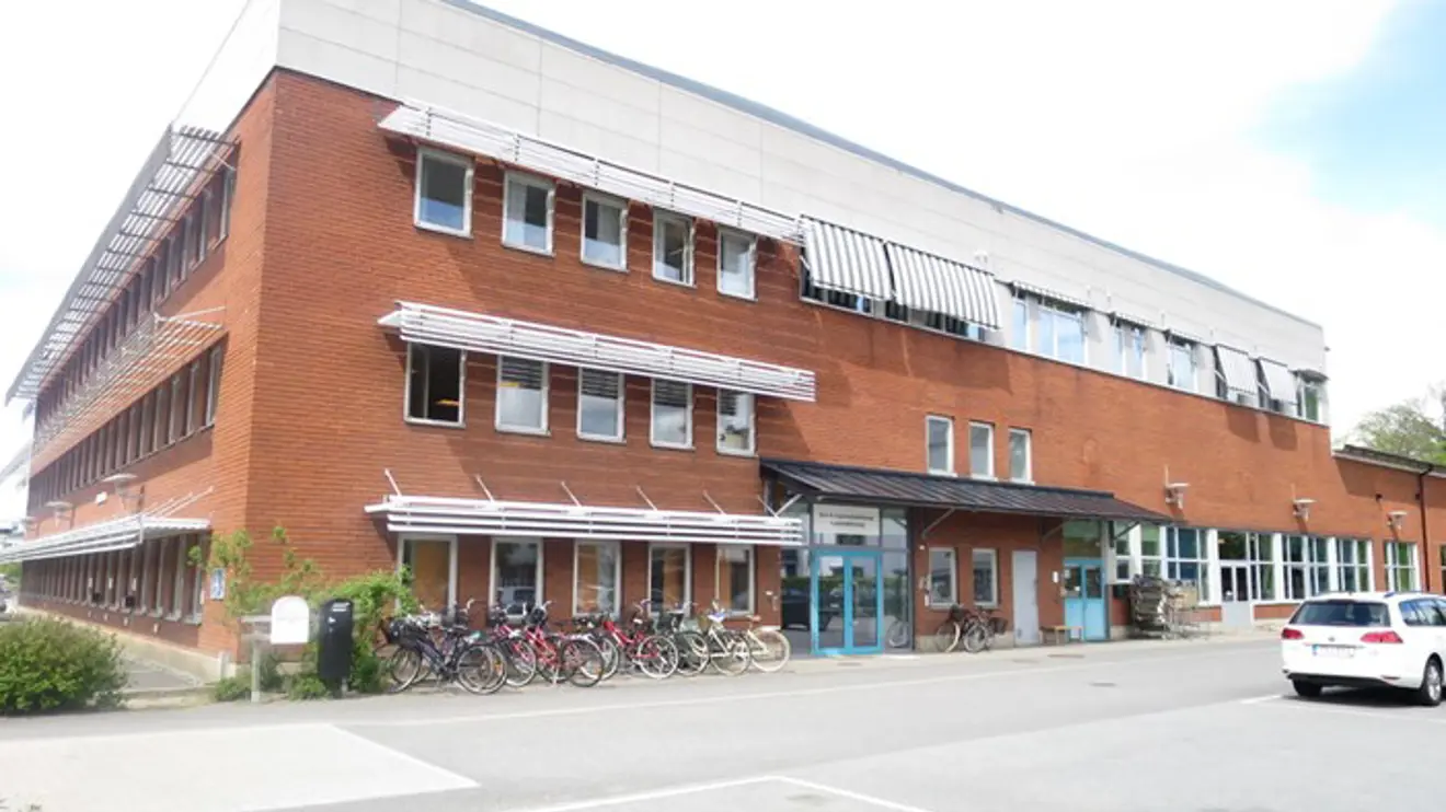 Tegelbyggnad och parkeringsplatser