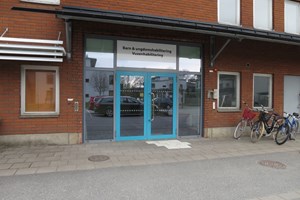 Ingång till Habilitering Alingsås med glaspartier och blåa detaljer
