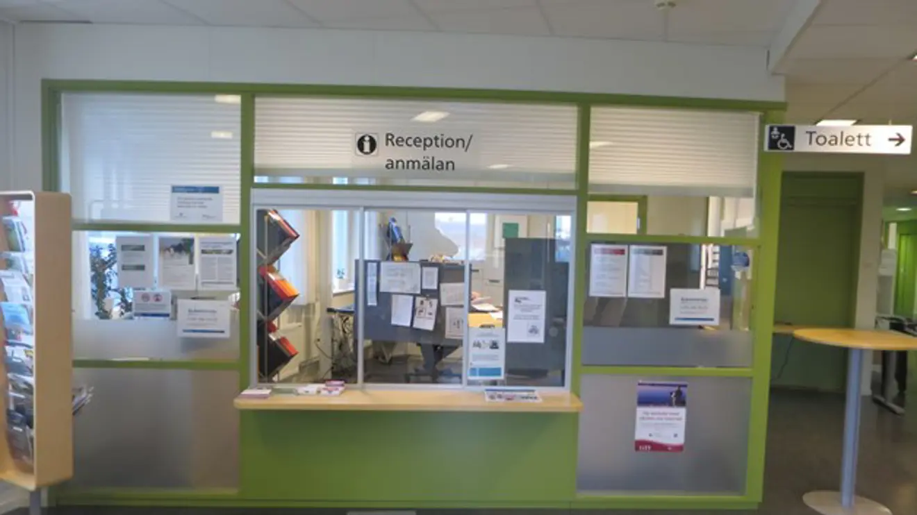 Reception med limegrön disk och glasruta