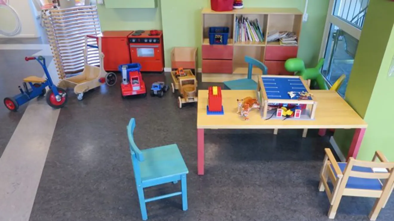 Lekhörna med leksaker i väntrummet