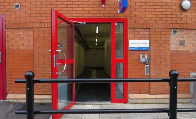 Entrédörr med röda lister 