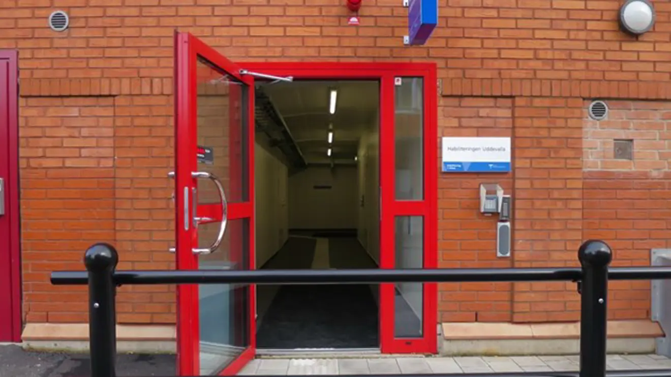 Entrédörr med röda lister