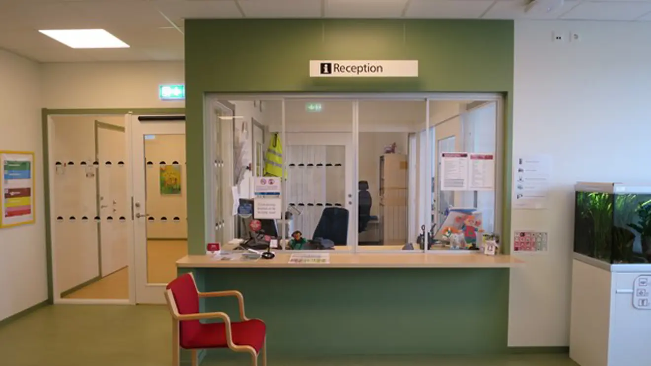 Reception med en disk och en glasruta